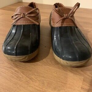 Water proof loafers. Size not labeled. I’m an 8 1/2 and they fit perfectly. Navy